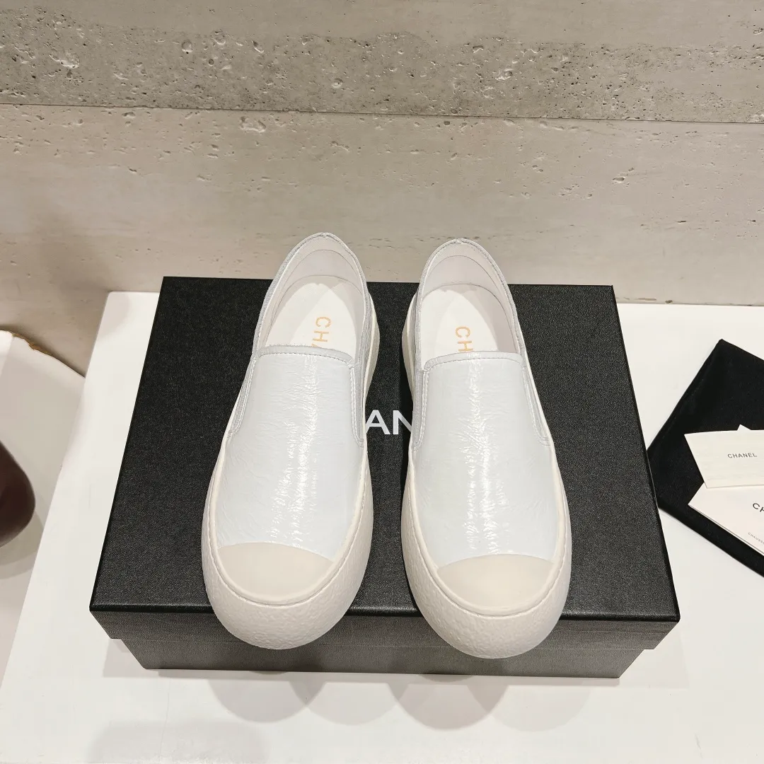 👟👟Ex-factory price 440👟👟 Top version Chanel Chanel 24 latest model full leather panda color white shoes casual sports shoes skateboard shoes original purchase and development production Xiaoxiang C Home Another super popular item in the counter, loved by Internet celebrity bloggers and sisters, and various praises on social platforms. It is very popular, has a high texture, is breathable and super spring and summer. Seeing this issue always arouses the inner desire of girls for fashion. The latest suede material, classic black and white color, full of fashionable feeling on the feet, easy to care for. Fabric: Original customized imported cowhide material. Lining: Customized soft sheepskin lining. Sole: Original molded TPU non-slip outsole. Bottom thickness: 2.5CM. Size: Women's size 35-40 (custom-made sizes 40 are non-refundable)